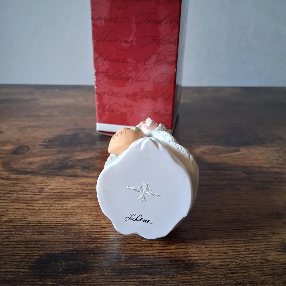 KEEPSAKE the Label Ornament White Figurine